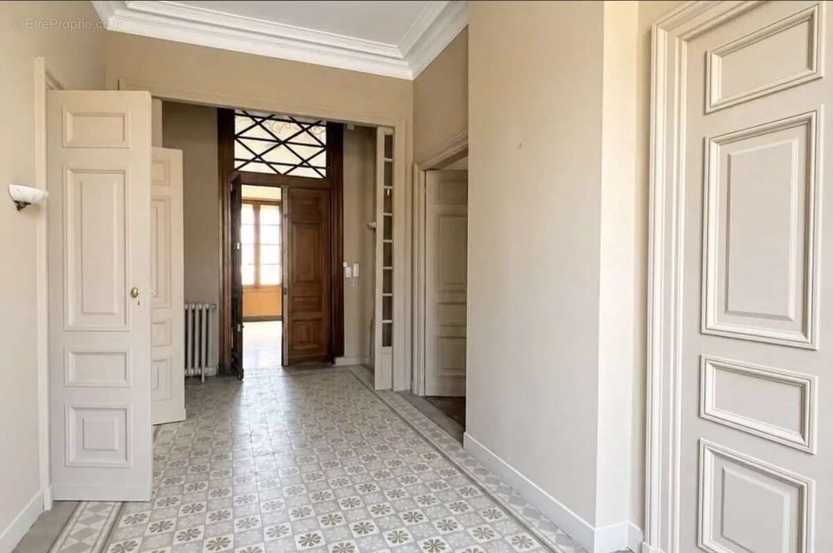 Appartement 206 m² à Nimes  - photo 3