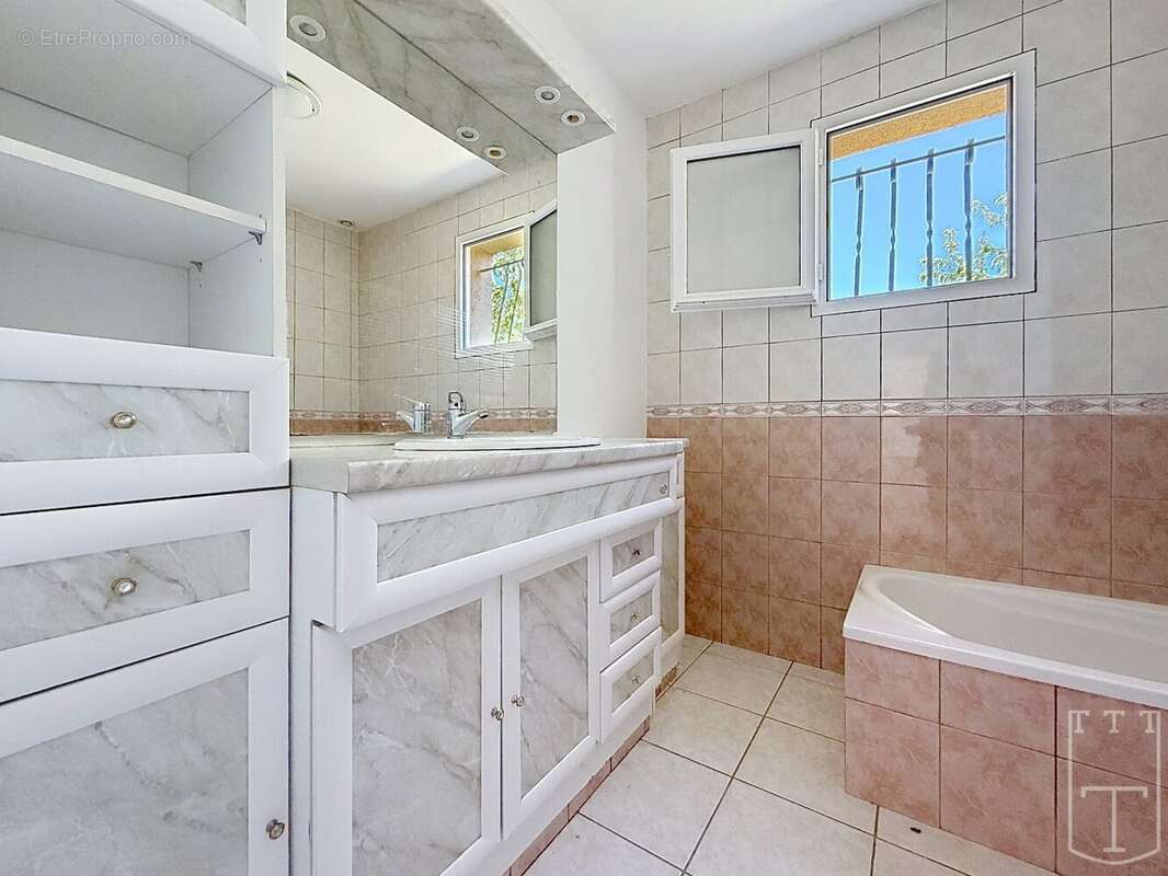 Proche centre RUOMS - Villa 3 chambres - 2 terrasses - photo 9