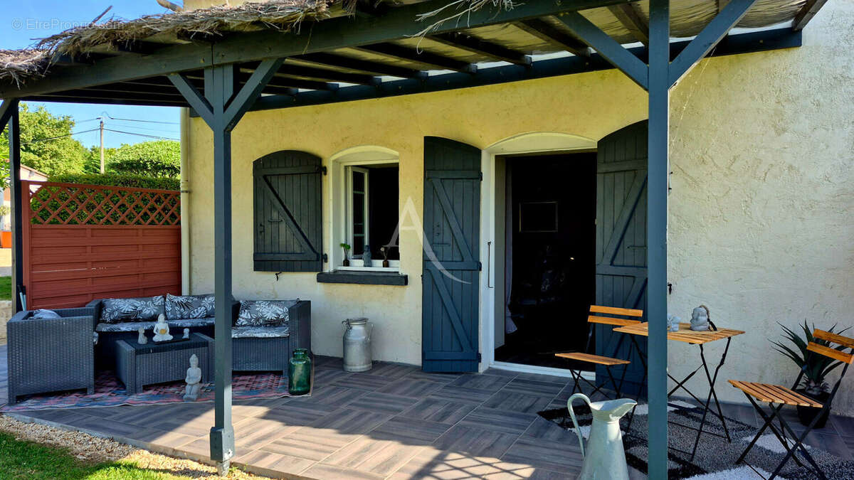 Ensemble immobilier composé de deux maisons sur terrain clos. - photo 8
