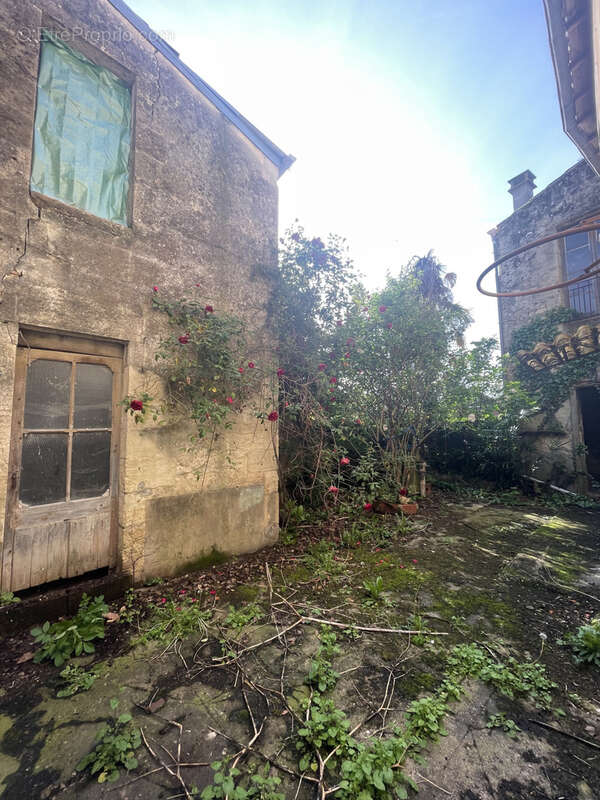 Vaste maison en pierre 300 m2 environ à rénover centre bourg - photo 10