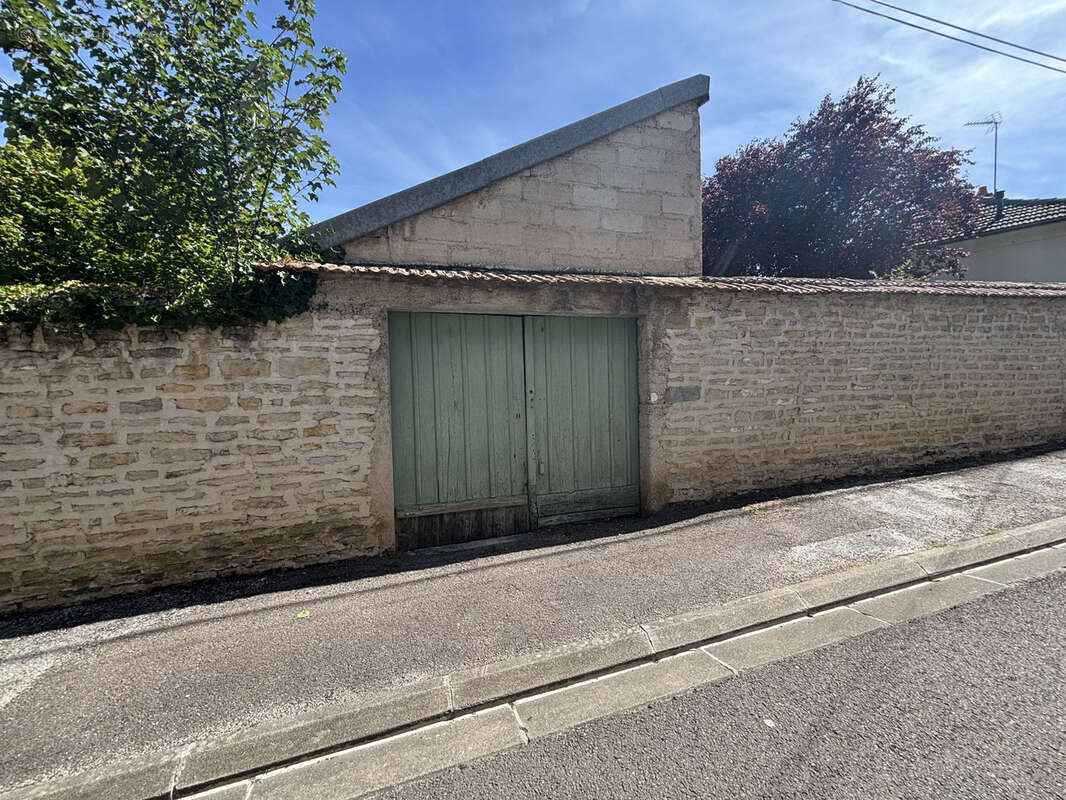 Centre-ville de Châtillon-sur-Seine (Côte-d’Or),maison de 130m2 avec terrain de 532 m2  :garage - photo 27