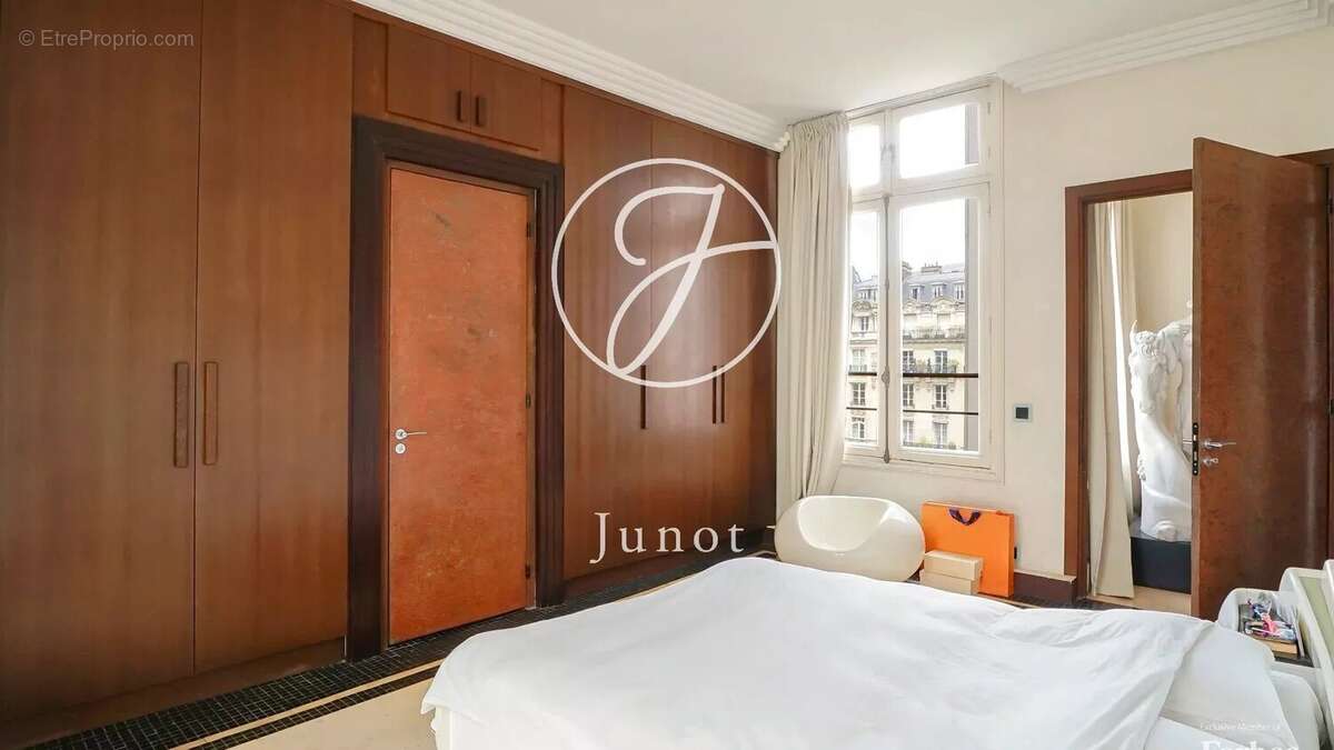 Appartement à PARIS-16E