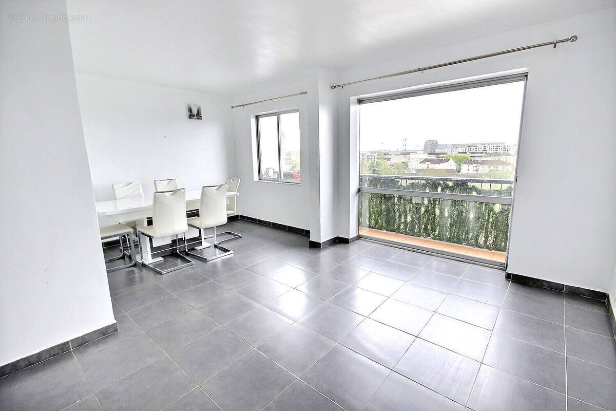 Appartement à FRESNES