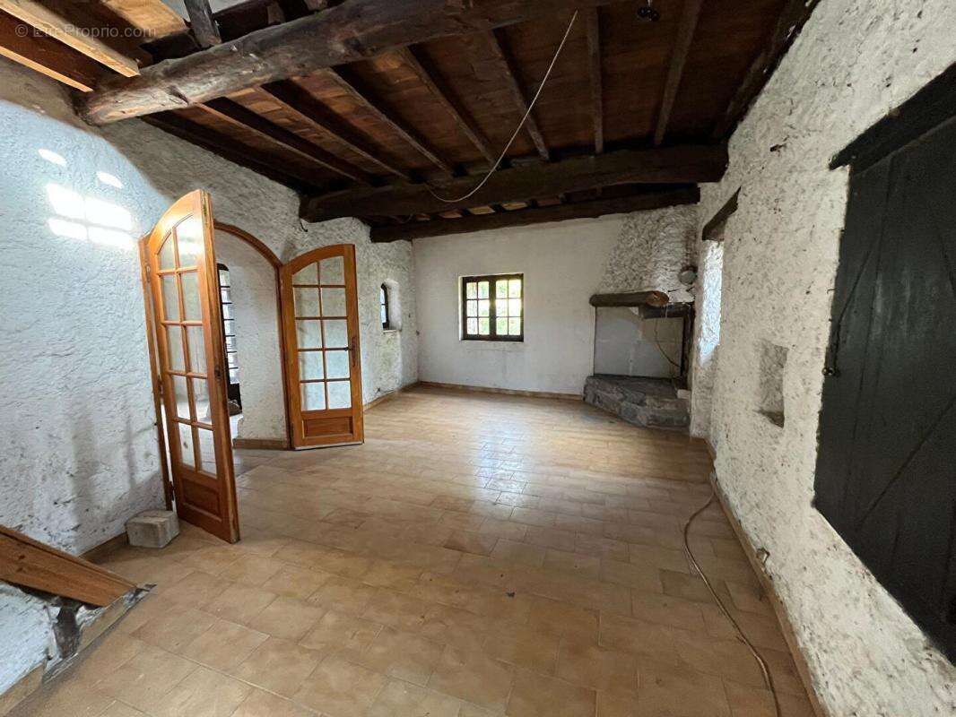 A vendre  Mialet maison de village de 77 m2 avec potentiel de 80 m2 et terrain non constructible non attenant de 930 m2 - photo 2