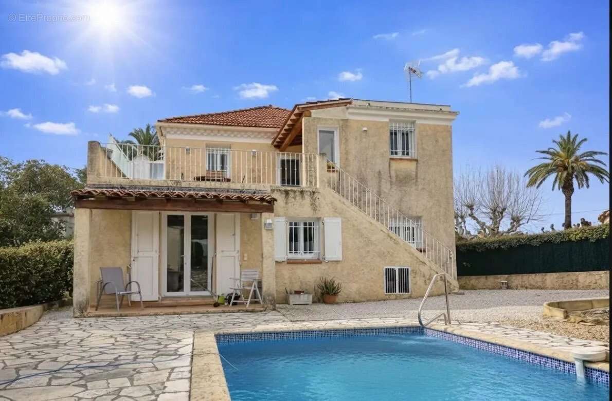 Maison à SAINT-CYR-SUR-MER
