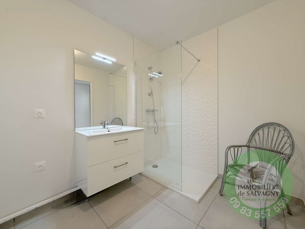 Appartement à LA TOUR-DE-SALVAGNY