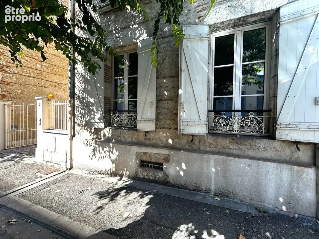 Agen - hyper centre - maison bourgeoise avec cour et parking - photo 2