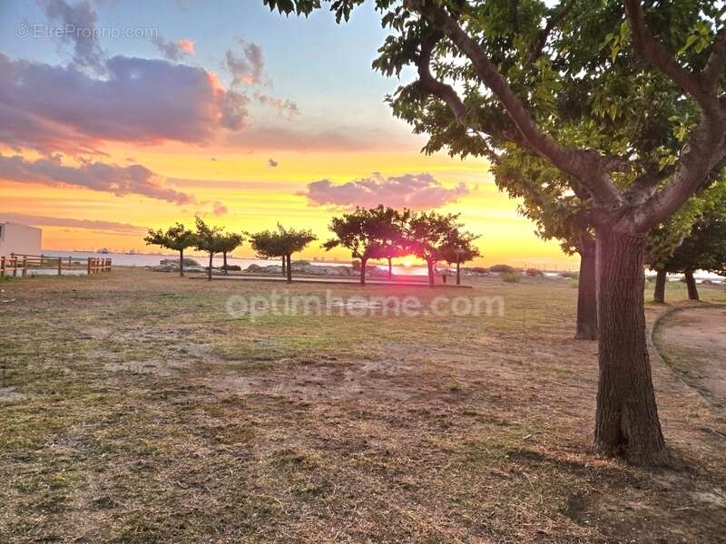 À seulement 50 mètres de la mer ! Une villa lumineuse avec jardin piscinable dans un environnement exceptionnel. Maison à vendre - photo 2