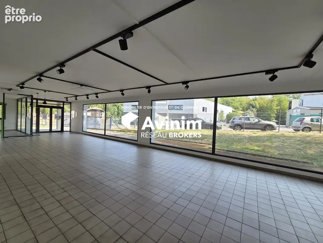 Commerce 865 m² à Meythet  - photo 3