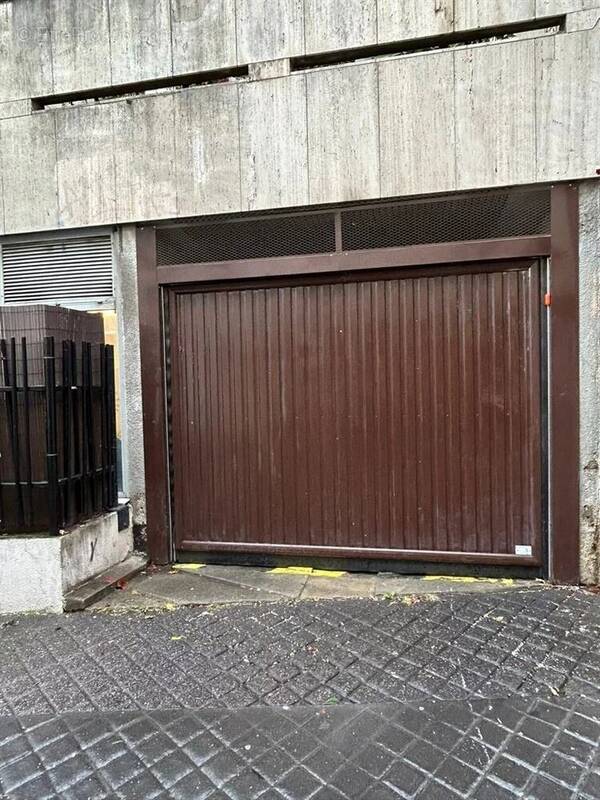 Parking à PARIS-11E