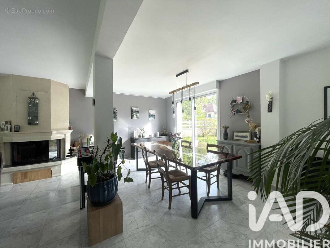 Photo 4 - Maison à LE MESNIL-SAINT-DENIS