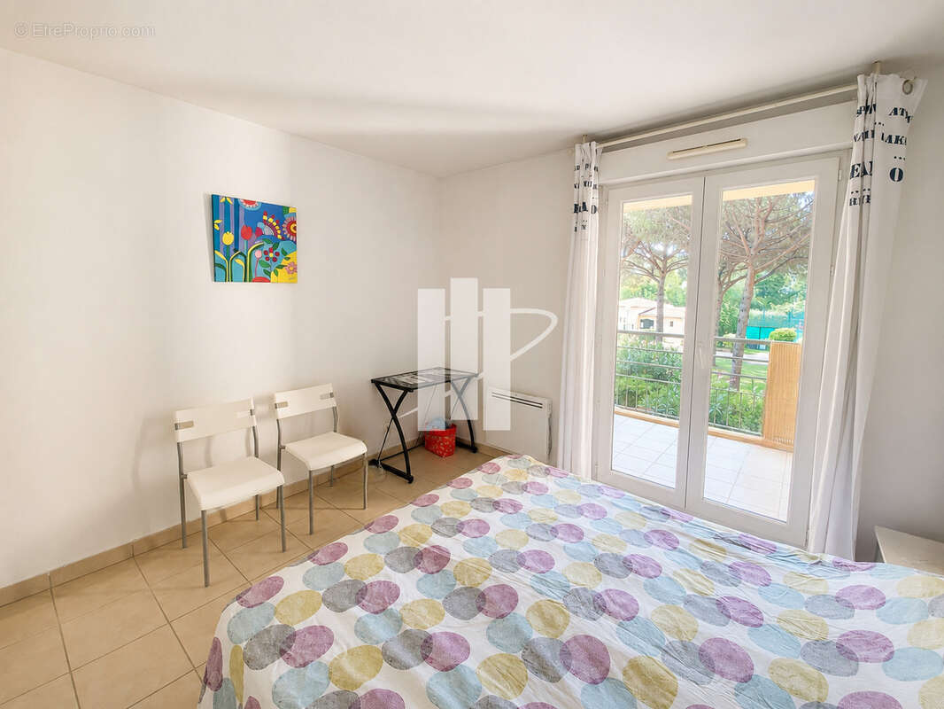Frejus - Appartement 3 pièces de 80 m2 avec terrasse, piscine, tennis, cave et parkings - photo 8