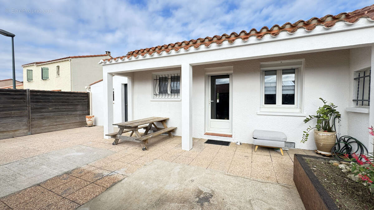 Maison à SAINT-LAURENT-DE-LA-SALANQUE