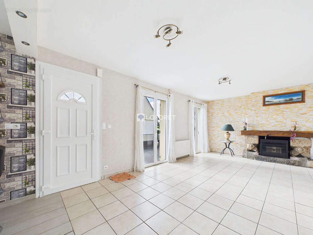 Maison à CHATEAUNEUF-DU-FAOU