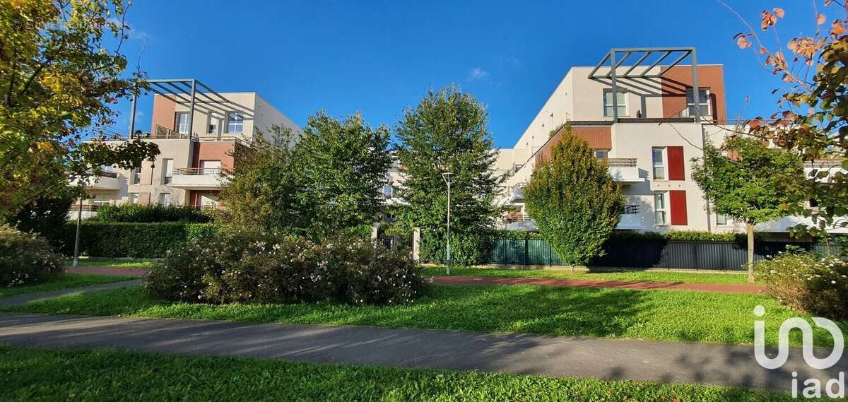 Photo 5 - Parking à LIEUSAINT