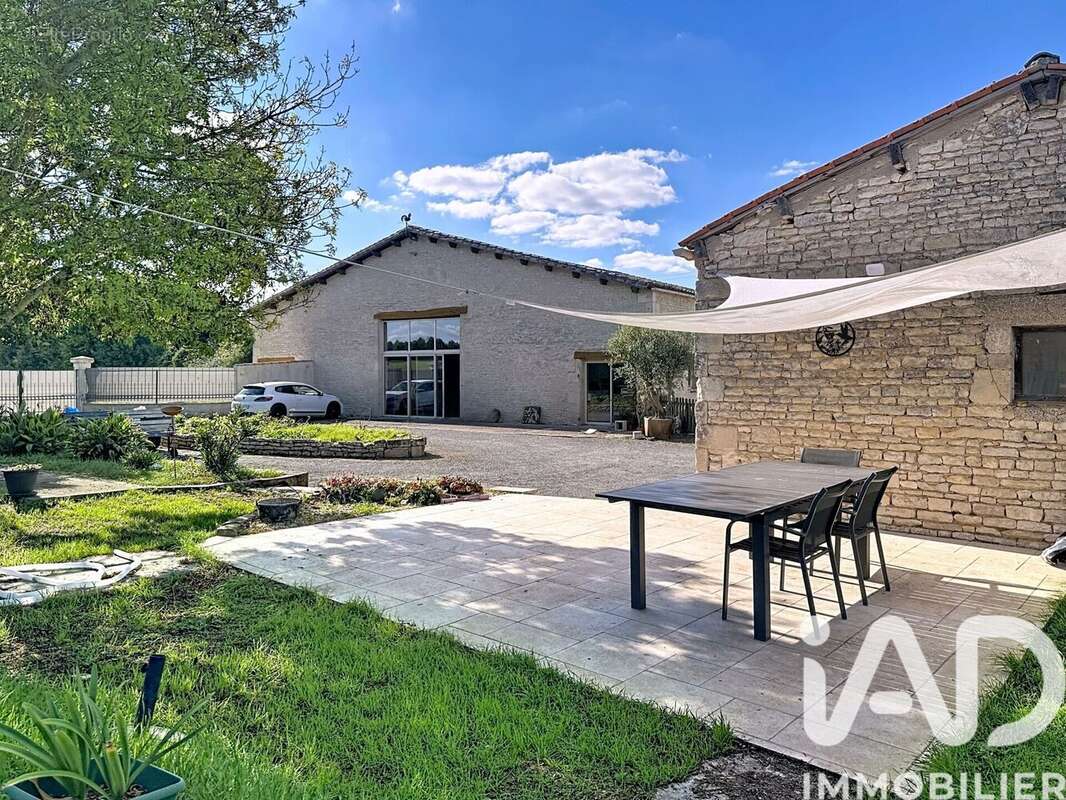 Maison 408 m² à La Foye-Monjault  - photo 5