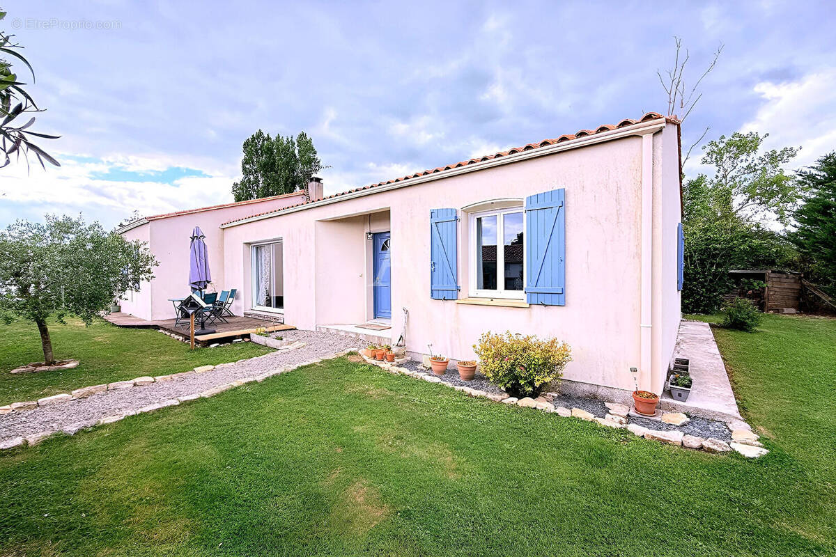 Maison à CHAMPAGNE-LES-MARAIS