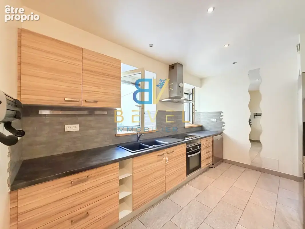 (73) Saint-Julien-Mont-Denis - Centre Village - Rare Appartement T2 bis - Grande chambre - Spacieuse terrasse - photo 4