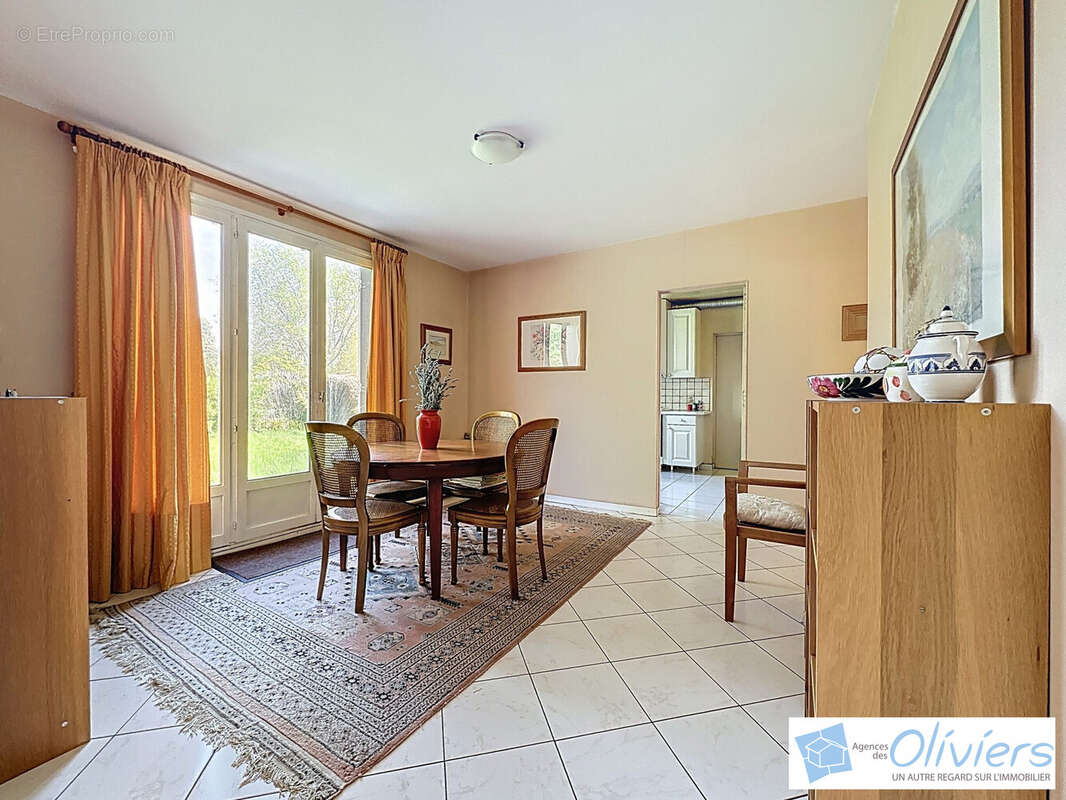 Maison à VOISINS-LE-BRETONNEUX