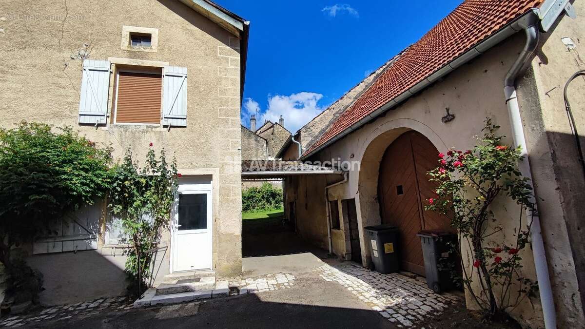 Maison à COMBEAUFONTAINE