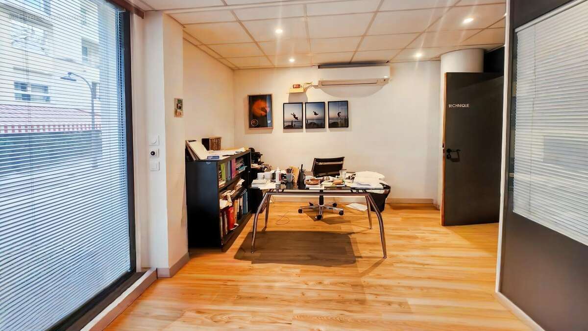 Dans un quartier réputé, un surface de bureaux à vendre en RDC de 234 m² avec un accès indépendant - photo 2