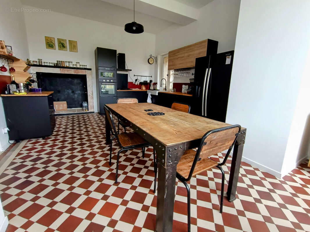 Maison 250 m² à Coutras  - photo 3