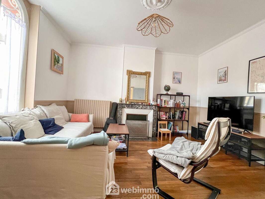 Salon de 20m², première pièce à gauche - Maison à VERDUN