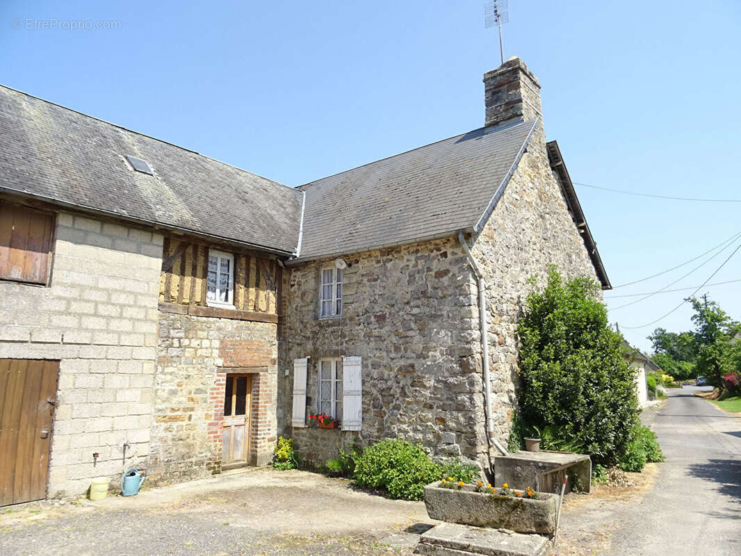 Maison à SAINT-GEORGES-DE-ROUELLEY