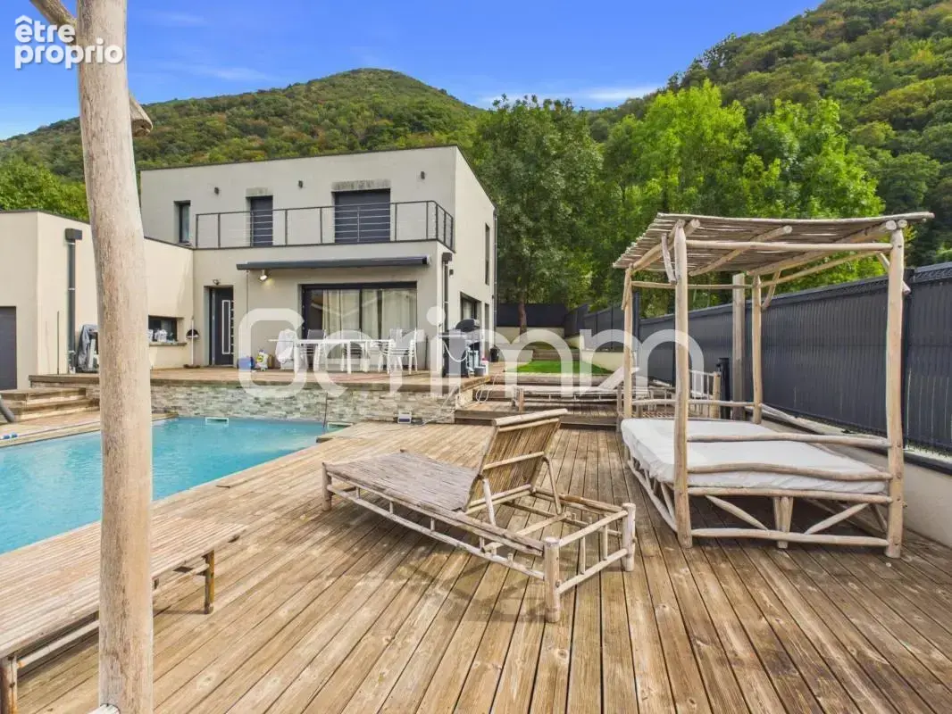 Vente - Maison - 5 pièces + cuisine - 124 m² - 525 000 € - VIF - photo 7