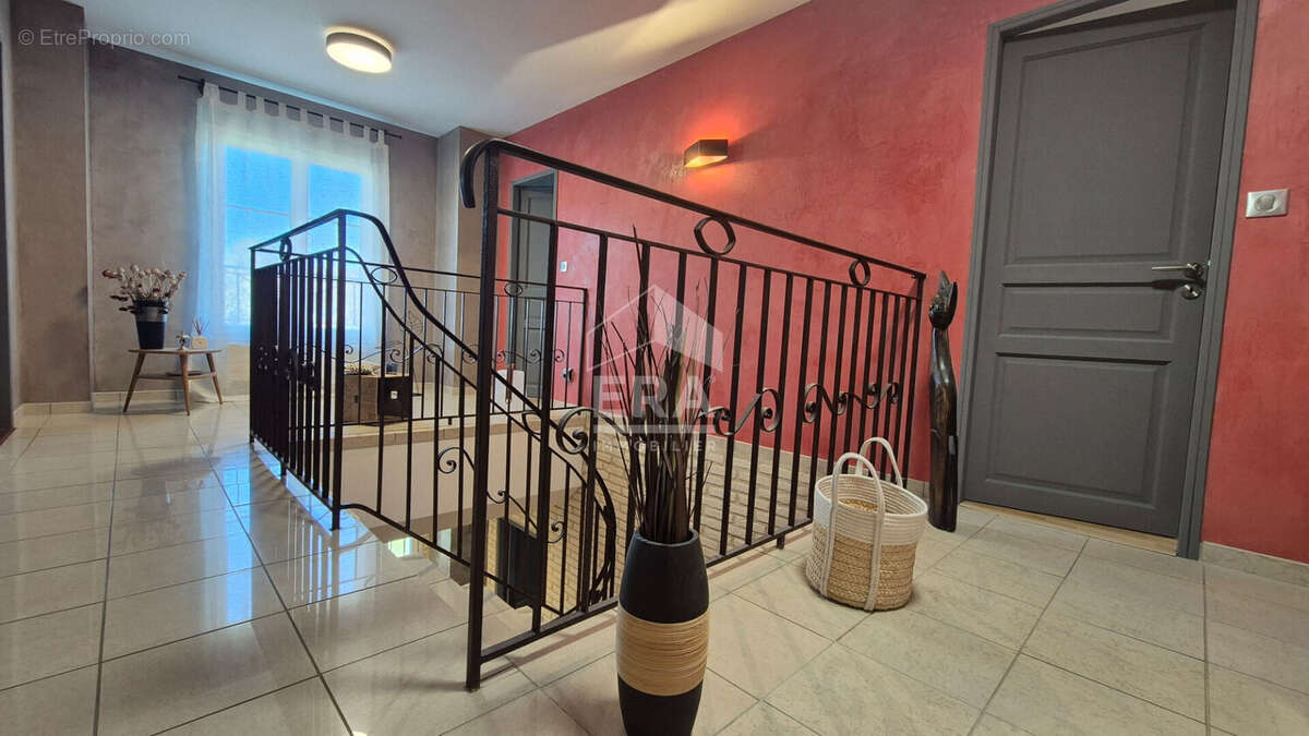 Maison à MANDRES-LES-ROSES