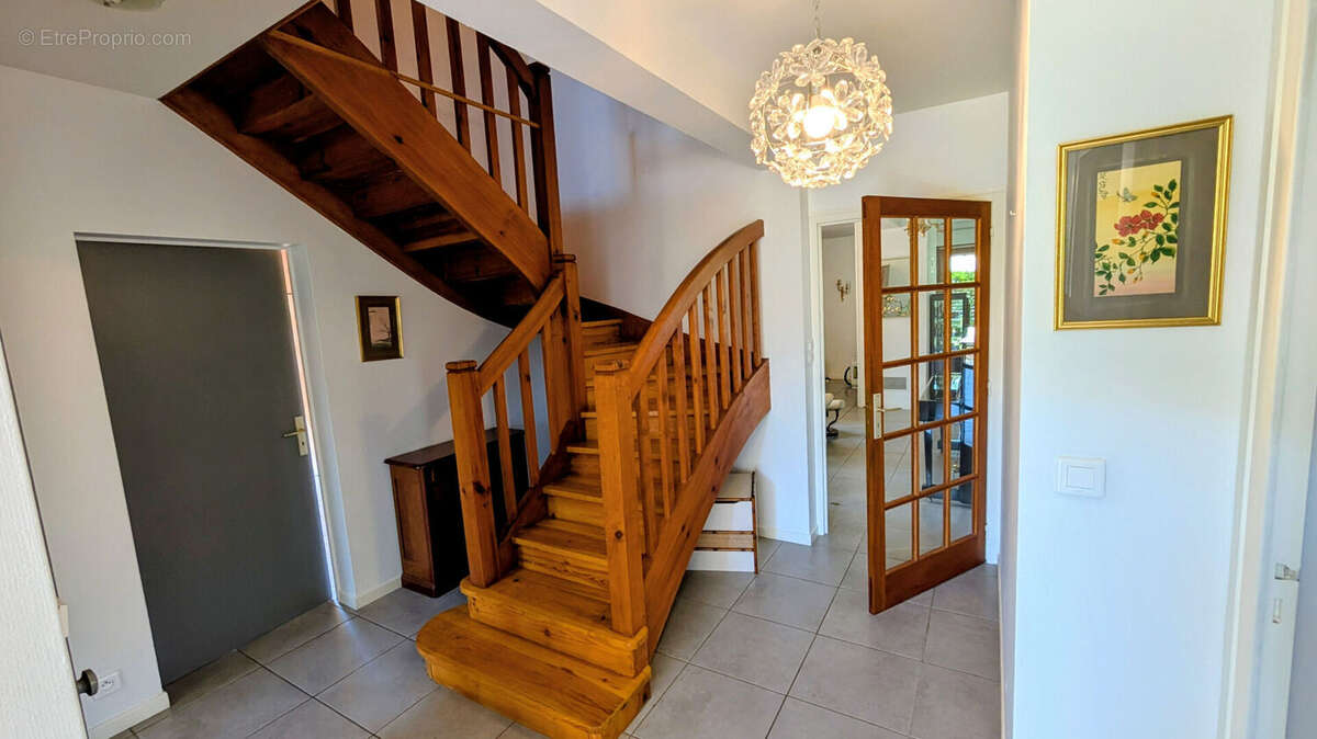 Belle villa cossue F8 sur terrain arboré 900 m² - photo 9