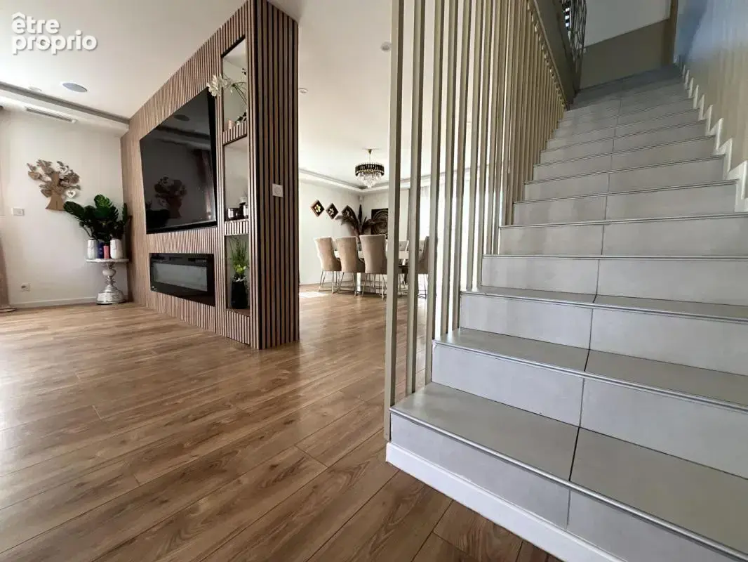 Magnifique villa de standing de 170 m²  sur un terrain 4 faces  avec piscine dans un secteur prisé - photo 7