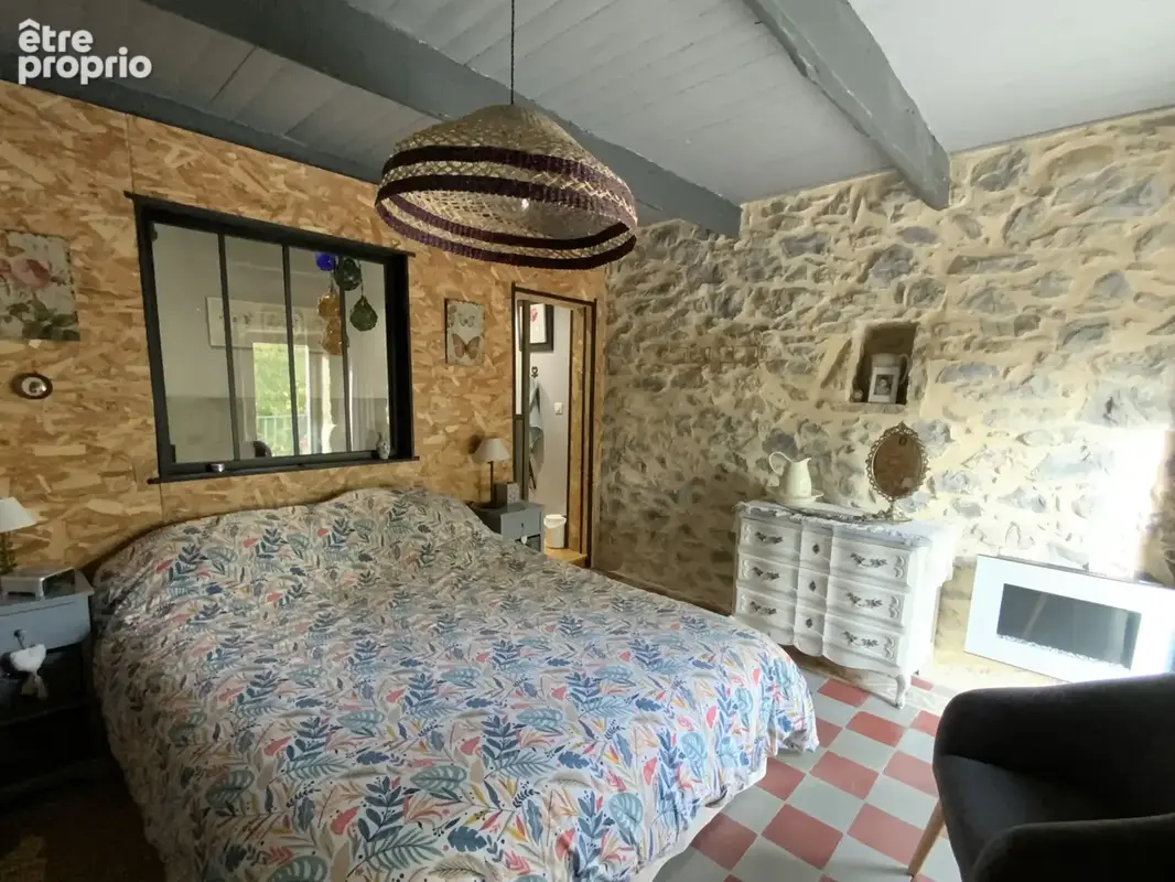 Maison en pierre rénovée avec jardin arboré. - photo 5