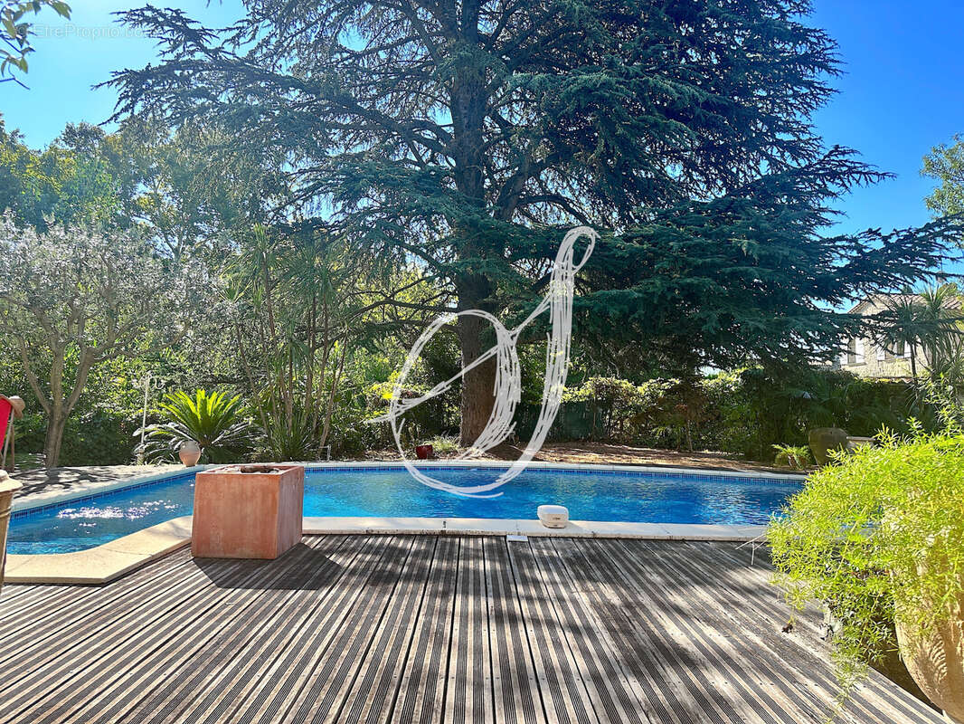 Maison de charme de type 5, 4 chambres avec piscine, garages sur plus de 1 000 m2 de terrain à Juvignac - photo 2