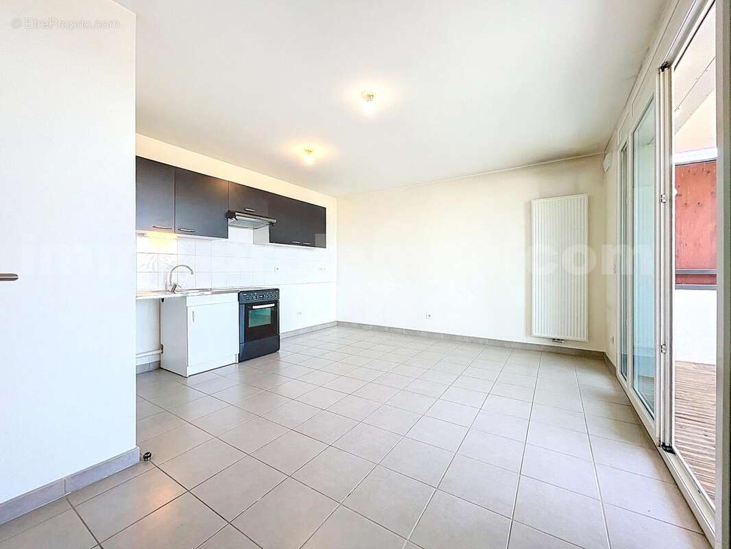 APPARTEMENT_T2_VILLE-LA-GRAND_frontière_suisse_genève_CEVA_SECTEUR_agréable_verdoyant_vue_dégagée_lumineux_investisseur_séjour_cuisine_chambre_salon - Appartement à VILLE-LA-GRAND