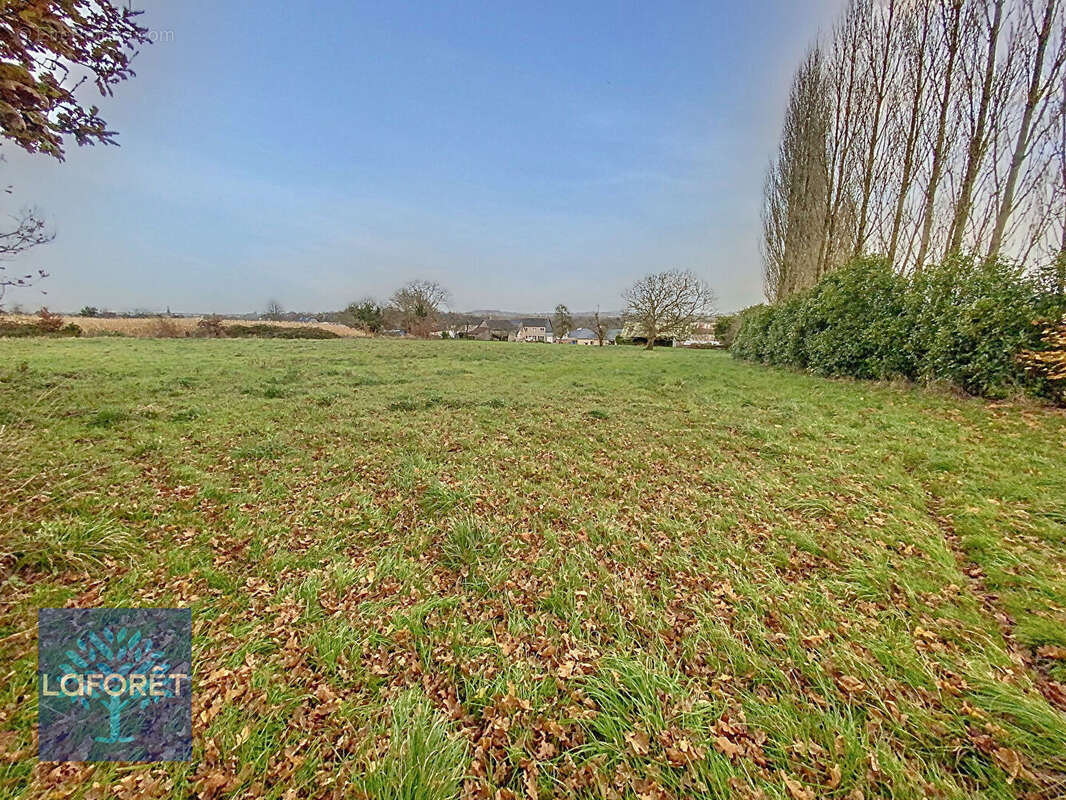 Terrain à COMBOURTILLE