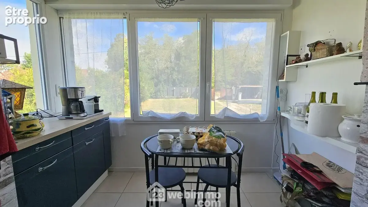 Une cuisine avec un espace repas.