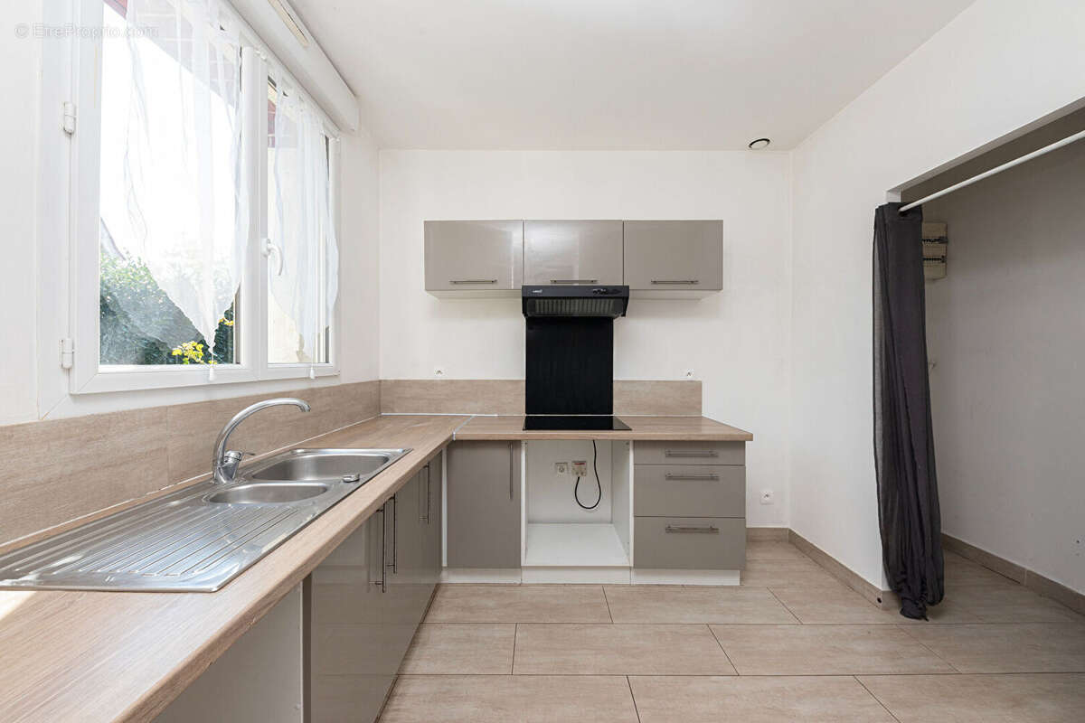 Terrain à VAIRES-SUR-MARNE