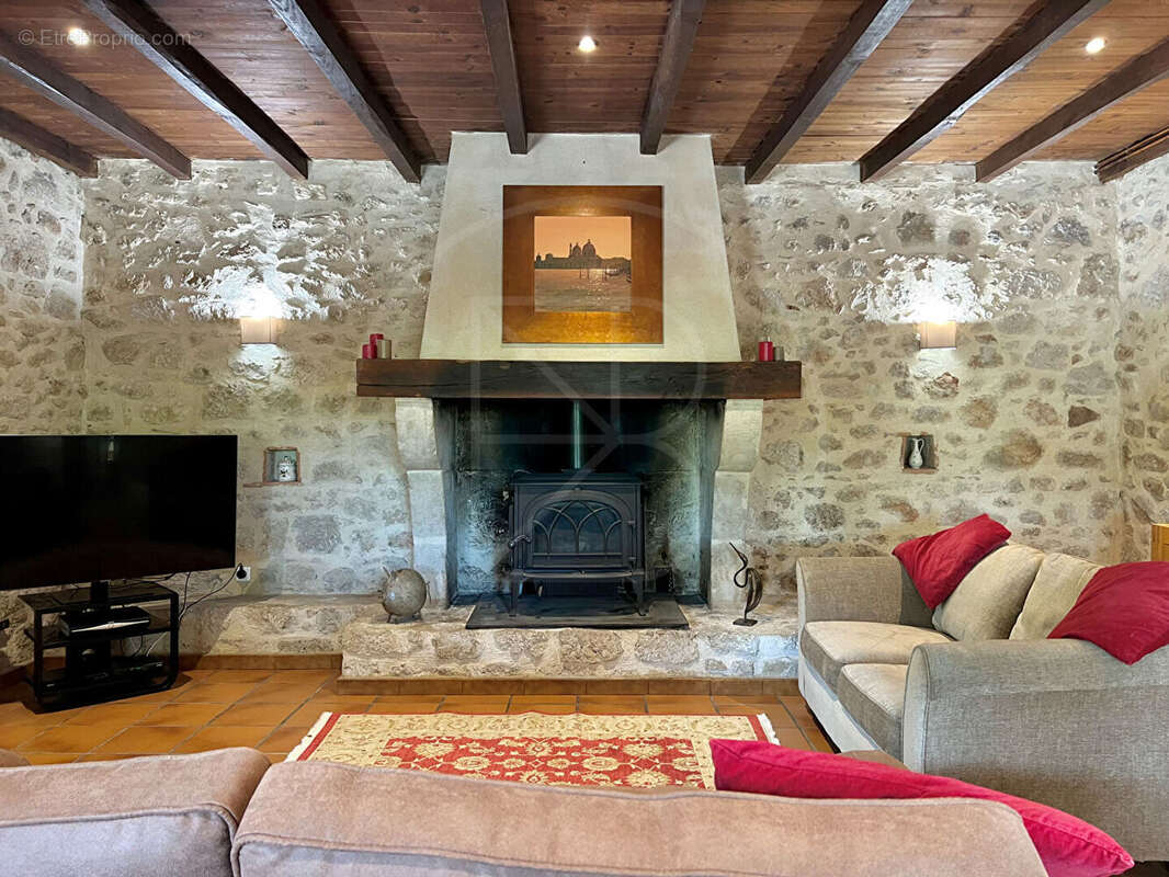 Propriété en pierre offrant une vue imprenable - photo 4