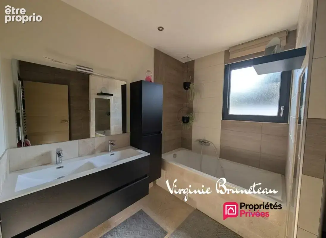 Maison de plain-pied entièrement rénovée, 3 chambres, garage et piscine - photo 5