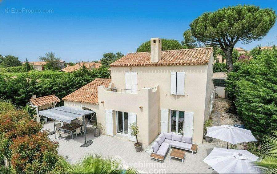 Villa au charme méditerranéen parfaitement intégrée dans un environnement calme et résidentiel. - Maison à SAINTE-MAXIME