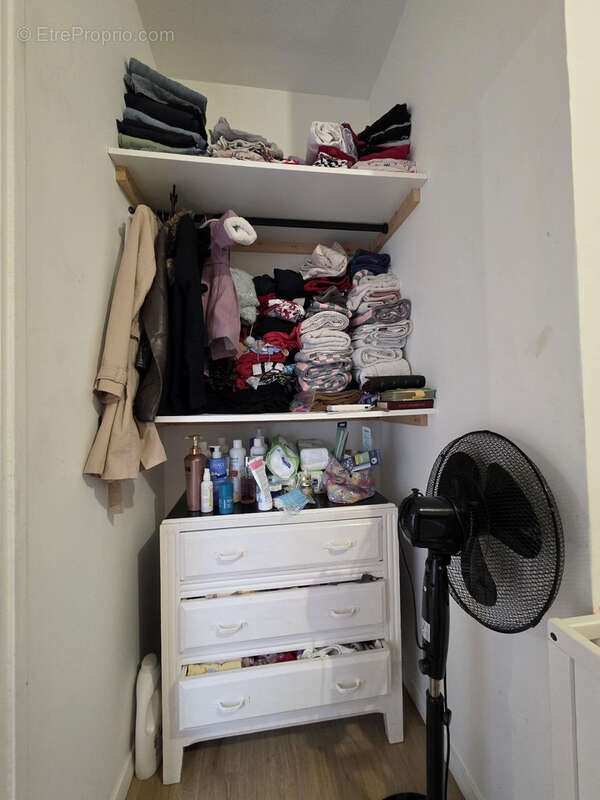 Espace dressing offrant des rangements pratiques et fonctionnels - Appartement à REIMS