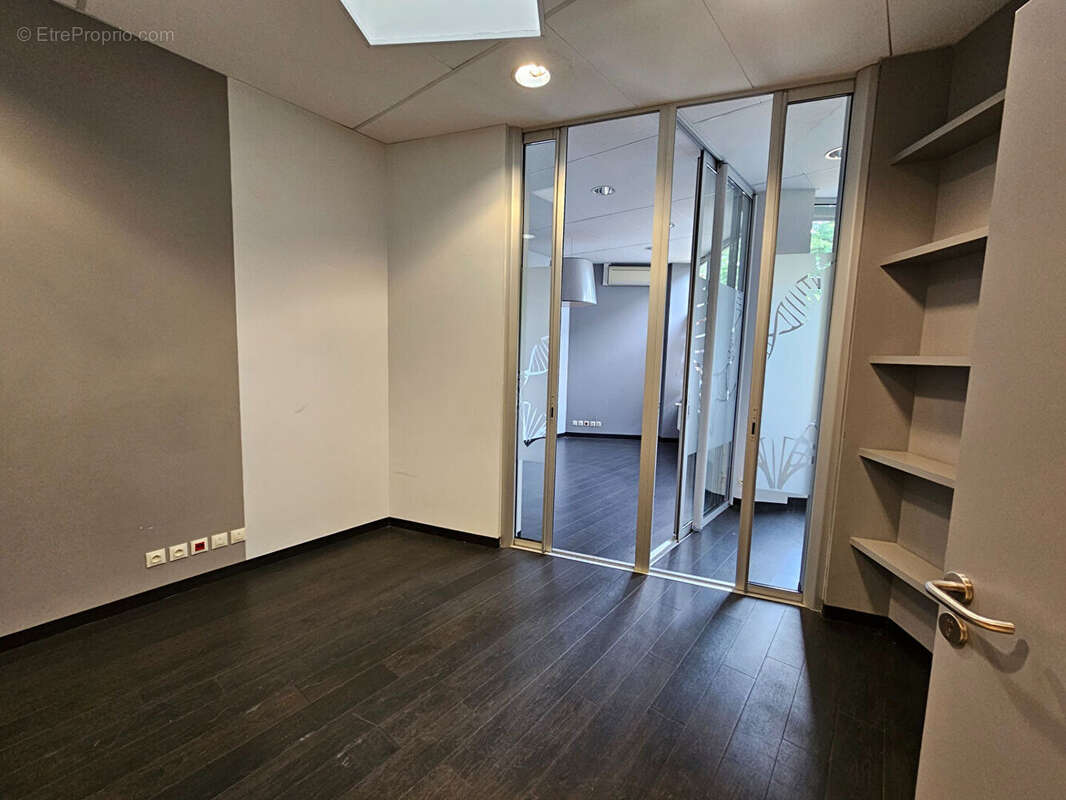 A vendre - local d'activités  - 1 200 m² sur un terrain de 4 413 m²  - emplacement stratégique - photo 5