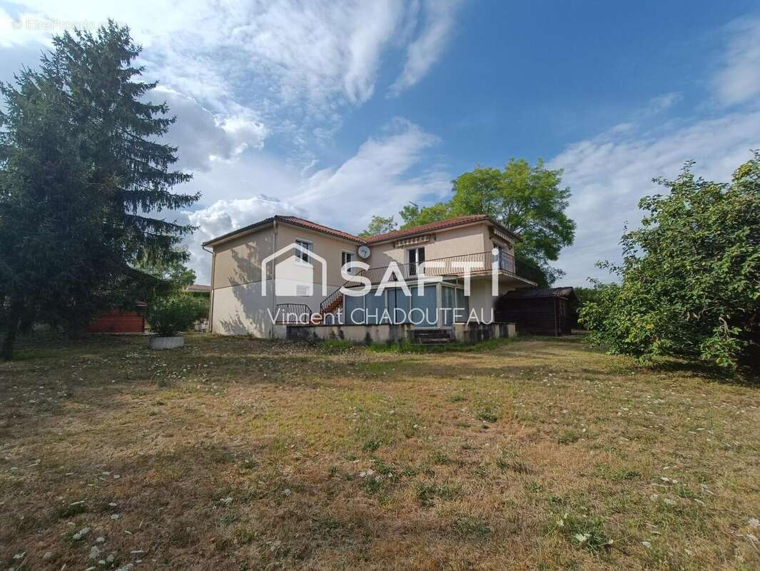 Maison 144 m² à Saint-Amant-De-Boixe  - photo 2