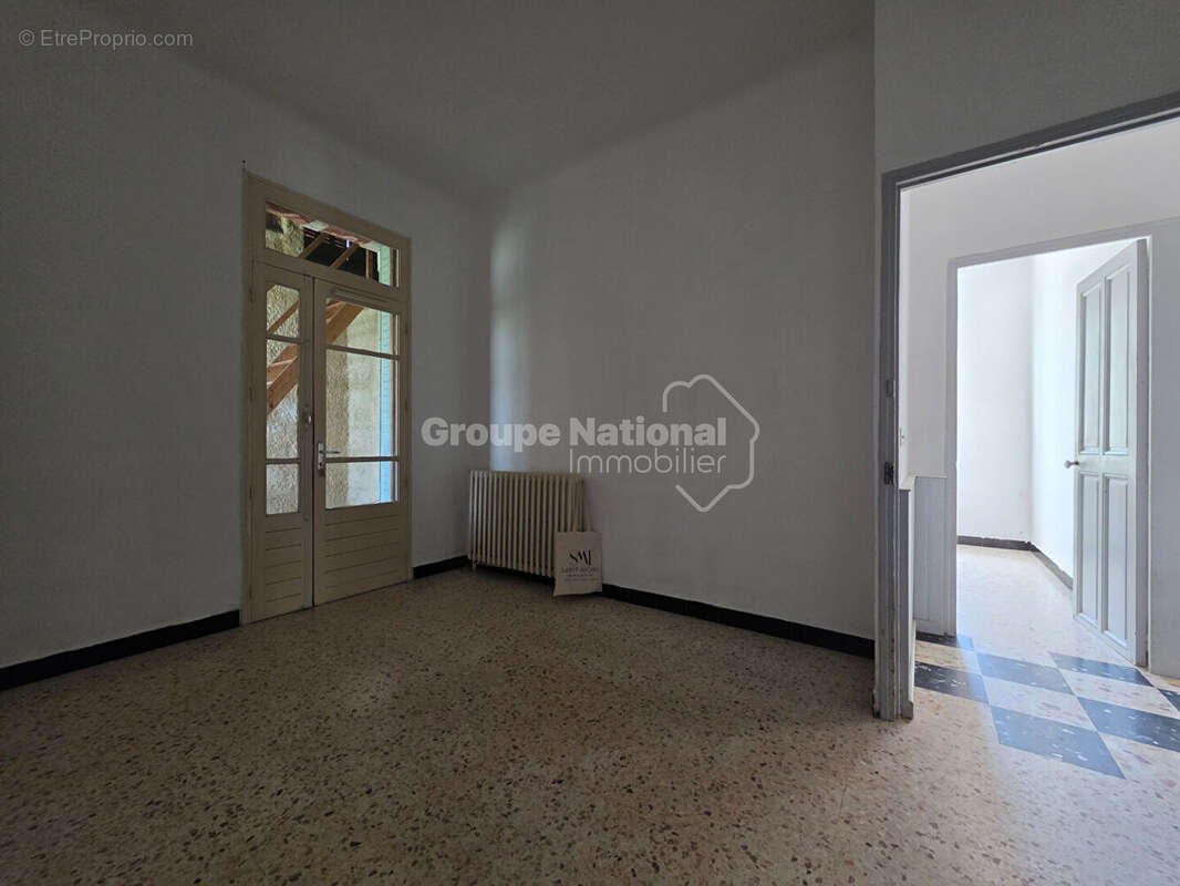 Maison de ville - Potentiel, grands garages et cour - photo 12