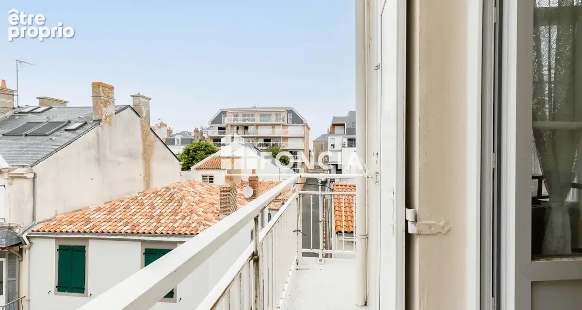 LES SABLES D'OLONNE CENTRE PLAGE - Appartement T2 avec grand balcon et vue latérale mer dans résidence de caractère - photo 6