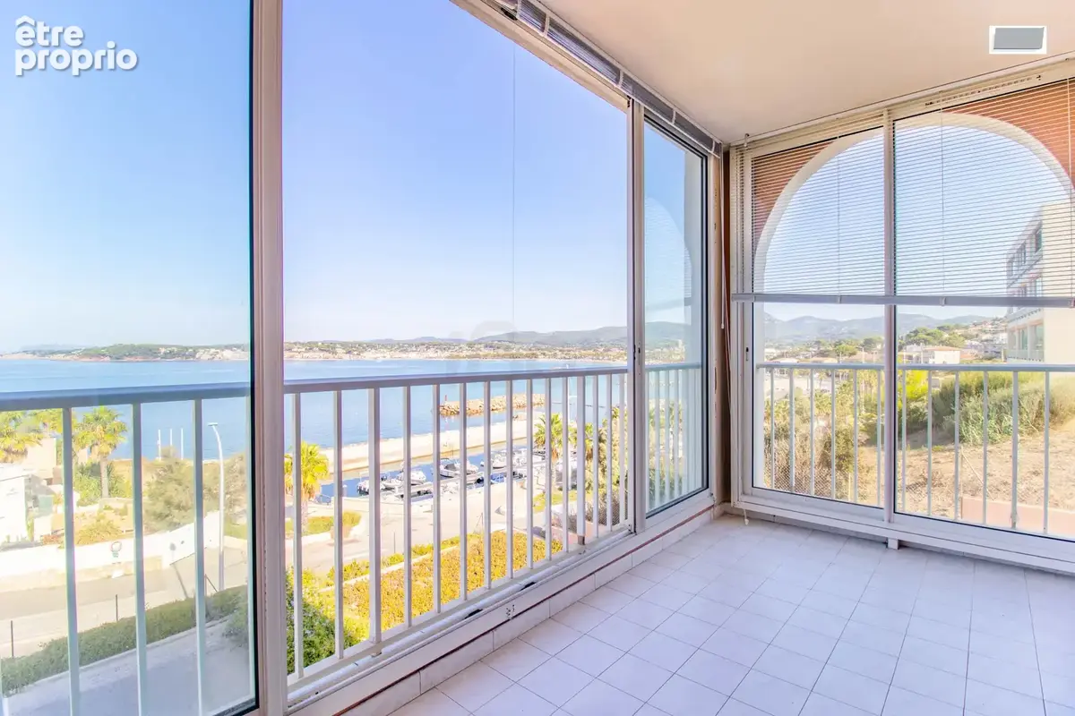 Six Fours Les Plages - Appartement Type 2 45m2 vue mer avec garage - photo 4