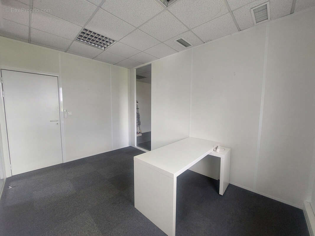 Bureaux climatisés 65 m2 avec parking à LIMAS - sortie A6 SUD - photo 5