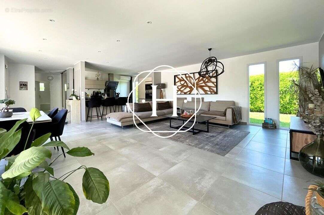 Maison à SAINT-DENIS-LES-BOURG