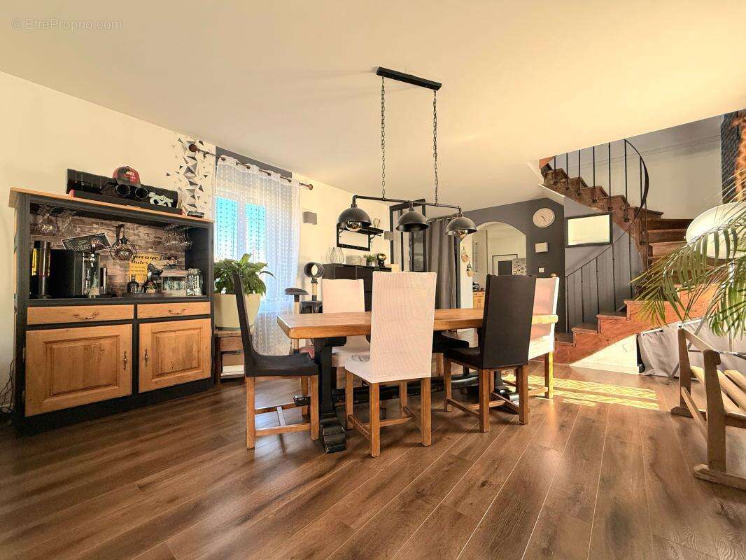 À vendre – Coup de cœur assuré! Authentique longère en pierre avec piscine – 143 m² – Terrain de 1 000 m² - photo 4
